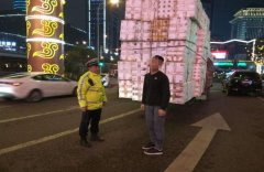 货车载物超长  为躲避检查遇交警掉头就跑