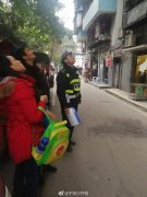 路人无端被高空泼水  民警挨户寻找“真凶”