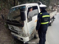 “佛系”车主失控掉进水沟后  竟淡定玩手机