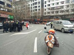 男子骑电动车被追尾 秒变“路怒”