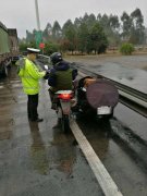 小伙驾三轮摩托骑行2000公里回家拜寿