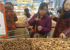 试吃坚果好吃 地上却不断出现果皮