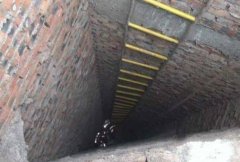 男子坠入13米深井 消防成功救援