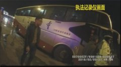 男子车上耍酒疯 还抢起了驾驶员的方向盘