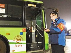 记者随公交车驾驶员体验春运 驾驶途中不敢多喝一口水