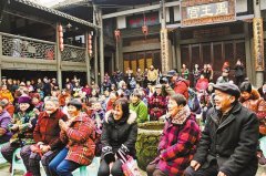 80后相声社团把笑声送到丰盛古镇