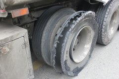 司机急着回家过年  轮胎只剩“空架架”竟不知