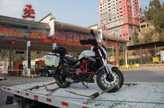 太危险！男子骑摩托上高速被查