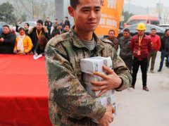 忠县240名农民工抱着钞票回家过年