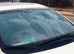 倒春寒感受到了吗？ 她家的车一早就被冻住了