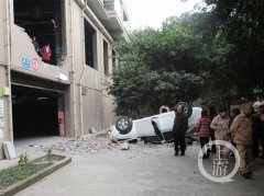 司机开车时低头捡东西 汽车穿墙而出“飞”下二楼