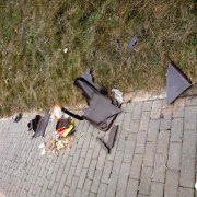 1公里路的垃圾桶全被损坏 还踢到璧南河里