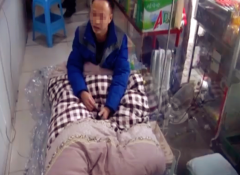 男子在中介公司大厅打地铺  已经睡了一天了