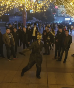 “济公”改行卖肉串    网友：有点发福了