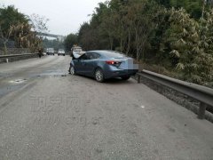 小车失控玩“漂移”  对向车辆无辜躺“枪”