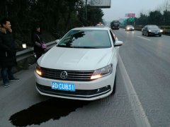 大货车上掉下个“铁家伙” 过往车辆“很受伤