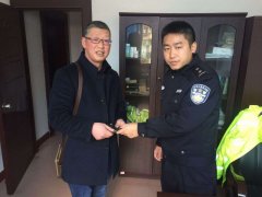 钱包失落公交车上 警民联手寻失主