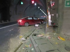 疲劳驾驶酿事故  新轿车变成废铁