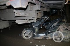摩托车钻进大货车车底 车损人伤