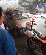 开着农用车在城内跑运输  还是被交警拦住了