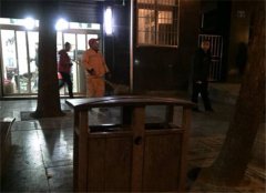 这才刚刚扫过 他当着清洁工的面吐了一地甘蔗渣