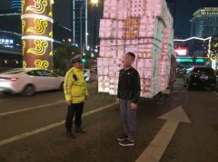 货车超载超出“天际线” 遇交警掉头就跑