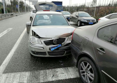 为抢1秒黄灯 痛失6万元