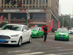 男子不顾车流 长时间在红绿灯中间接打电话