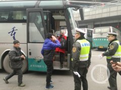 拿着过期包车牌跑长途 被查后司机飙演技