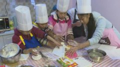 大手牵小手 年夜饭上“显身手”