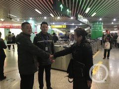 老人轨道站全身瘫软 陌生男孩为帮他入厕抱了他半小时