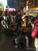 三醉酒男女拒付车费  横卧马路上造成交通堵塞