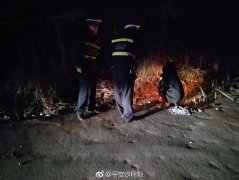 女子野外烧香祭拜  蜀黍提醒山林防火不可大意