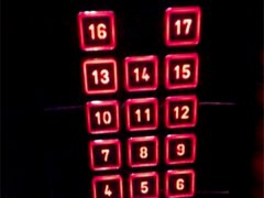 市民劝熊孩子别乱按电梯钮 遭少妇怼：不关你事