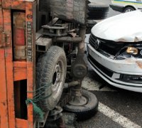 未上牌新车与三轮相撞 三轮车侧翻倒地