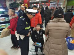 粗心妈妈买年货买嗨了  4岁萌娃走丢超市竟不知