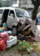 面包车失控撞上树  现场一片狼藉