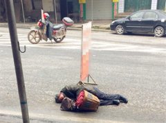 男子躺倒街头 满身酒气呼噜惊天