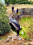 男司机操作失误 一家四口飞出道路跌入数米深石坑