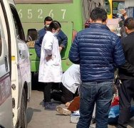 大巴到站停车下客时 一男子突然倒地不醒人世