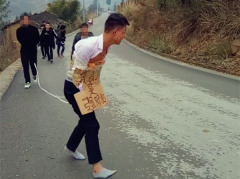 新郎被绑置身鞭炮中  遭友人鞭打四处逃跑
