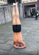 不惧严寒！男子大冷天街头半裸练倒立