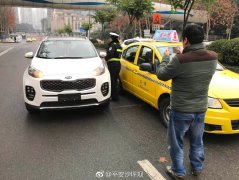 男子着急拜年  变道引擦挂