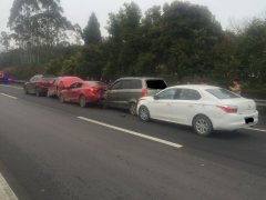 五辆轿车高速路上“叠罗汉”  都是跟车太近惹的祸