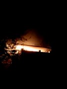 建筑物晚间突发火情 火光强烈引围观