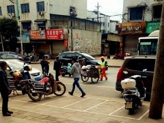 环卫工被女子骑摩托车撞翻 起身拍拍尘土走了