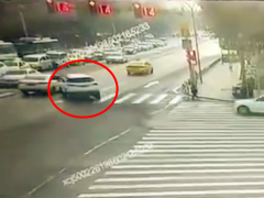 刚增驾上路就踩错刹车 司机坦言：“四轮的车子真难开”