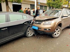 返程路上睡着了 疲劳驾驶＂追＂前车