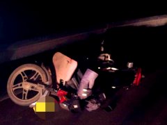 男子看见警灯扔下摩托就跑 民警追查发现是酒驾