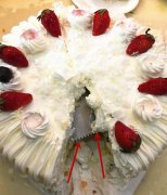 生日蛋糕中吃出“电锯” 女子被吓得不轻